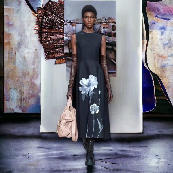 Ärmelloses schwarzes Kleid mit Blumenmuster auf dem Rock