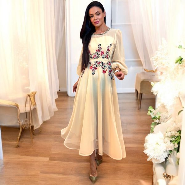 Kleid Midi in zartem Beige mit Stickerei an der Taille.
